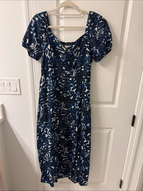 Jessica Simpson Dresses & Skirts - Jessica Simpson Navy and White Floral Puff-Sleeve Midi Dress